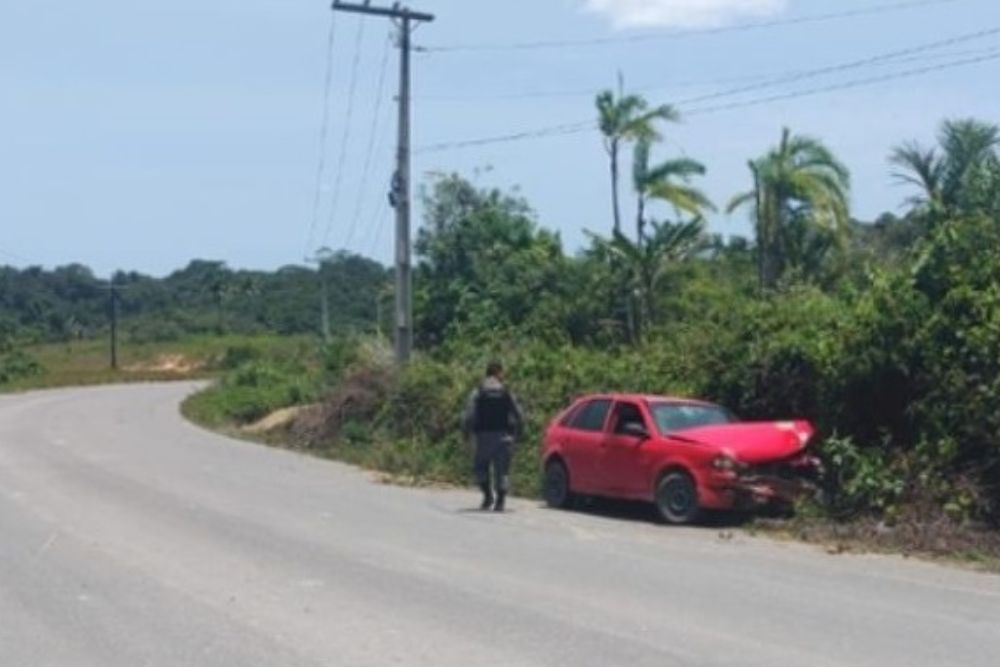 Carro colide contra barranco ap&oacute;s motorista perder o controle da dire&ccedil;&atilde;o na AM-010