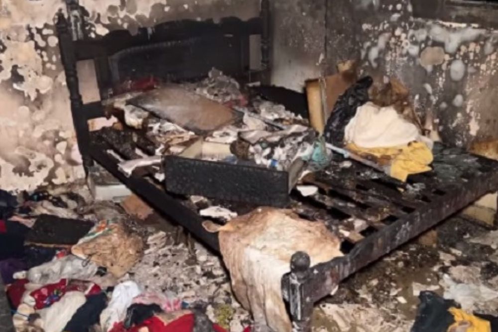 Casa fica destruída após ser atingida por incêndio no bairro Novo Israel Casa fica destruída após ser atingida por incêndio no bairro Novo Israel