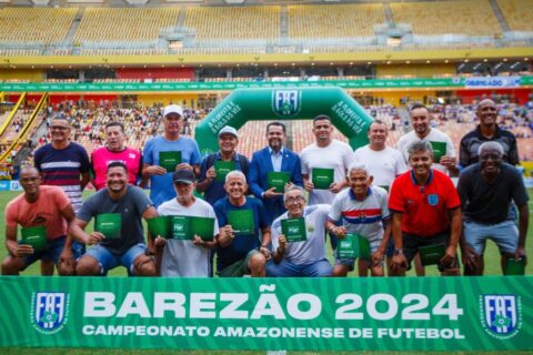 Barezão 2024: Na Arena da Amazônia, presidente da FAF homenageia ex-atletas amazonenses