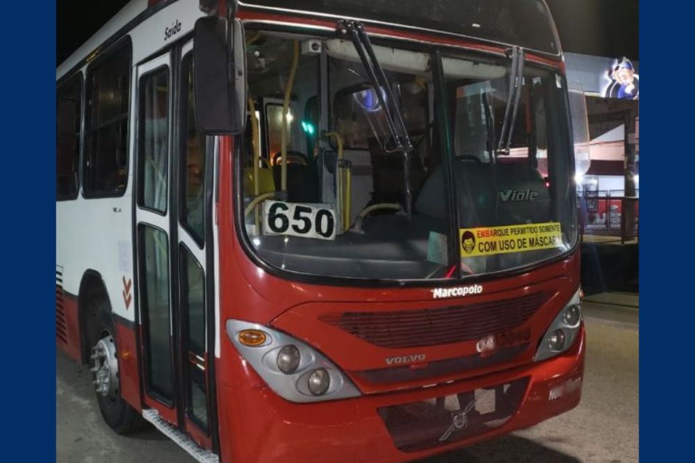 Criminosos assaltam &ocirc;nibus da linha 650 e PRF realiza buscas em &aacute;rea de mata no bairro Japiim