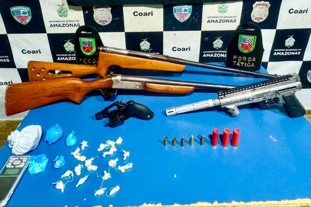 Polícia apreende armas, drogas e munições de facção em Coari Polícia apreende armas, drogas e munições de facção em Coari