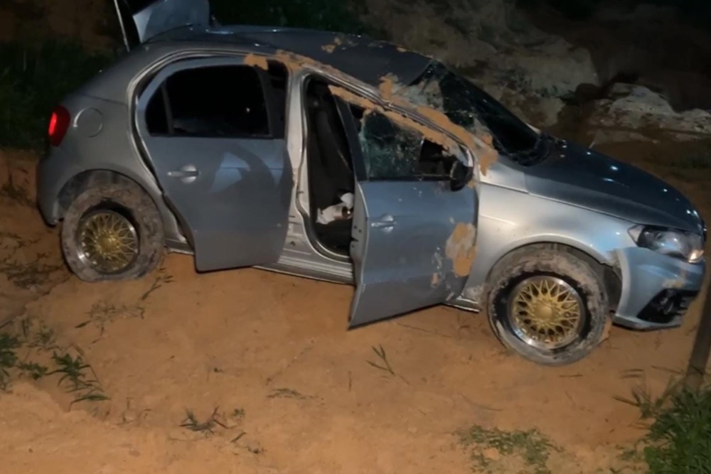 Suspeito capota com carro roubado durante perseguição policial na Zona Norte de Manaus Suspeito capota com carro roubado durante perseguição policial na Zona Norte de Manaus