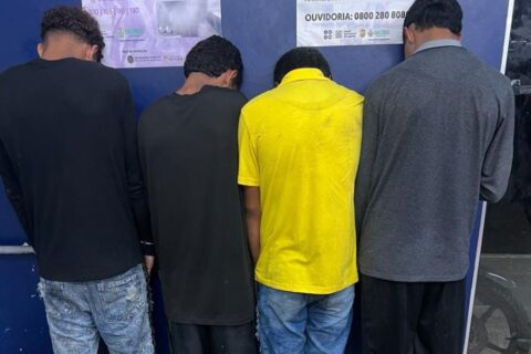 Dupla é presa e adolescentes são apreendidos após grupo furar bloqueio policial em Manaus