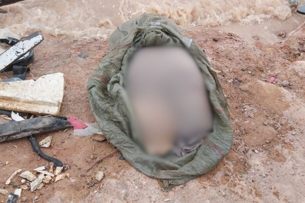 Tronco humano é encontrado dentro de saco plástico na Manaus Moderna Tronco humano é encontrado dentro de saco plástico na Manaus Moderna