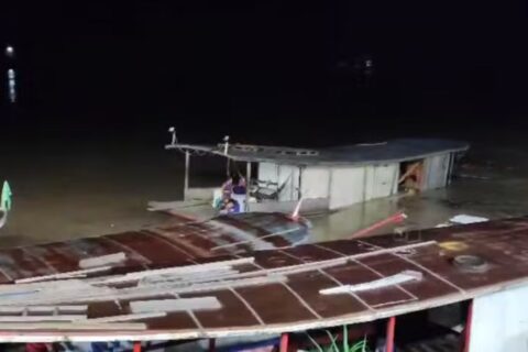Embarcação com passageiros e 10 mil litros de açaí naufraga no município de Envira