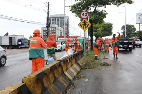 Capital tem ações de limpeza pública em diversas avenidas neste sábado