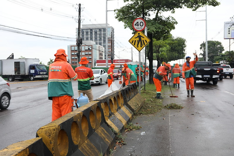 Capital tem ações de limpeza pública em diversas avenidas neste sábado