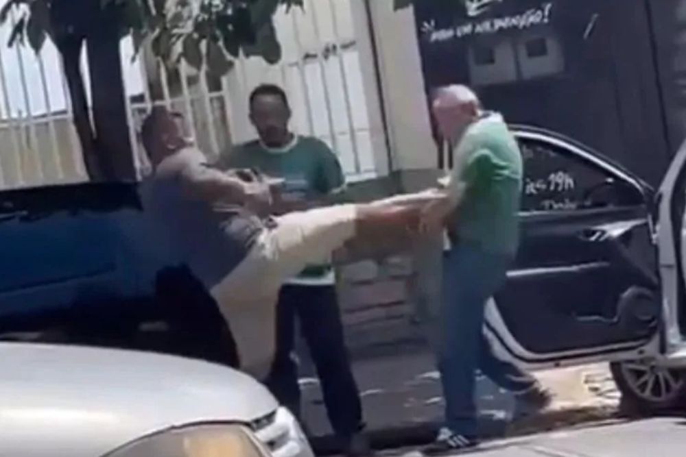 Taxista idoso &eacute; espancado durante briga de tr&acirc;nsito