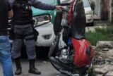 Dupla é presa após colidir moto contra mureta durante perseguição policial em Manaus