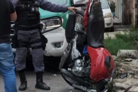 Dupla é presa após colidir moto contra mureta durante perseguição policial em Manaus