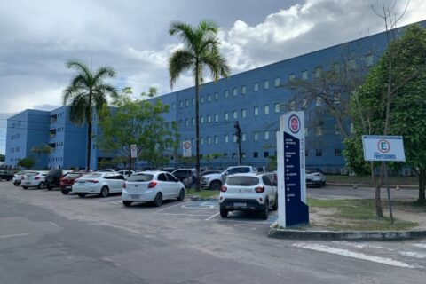 Promotora da ONU debate acolhimento cultural para migrantes durante palestra na Nilton Lins