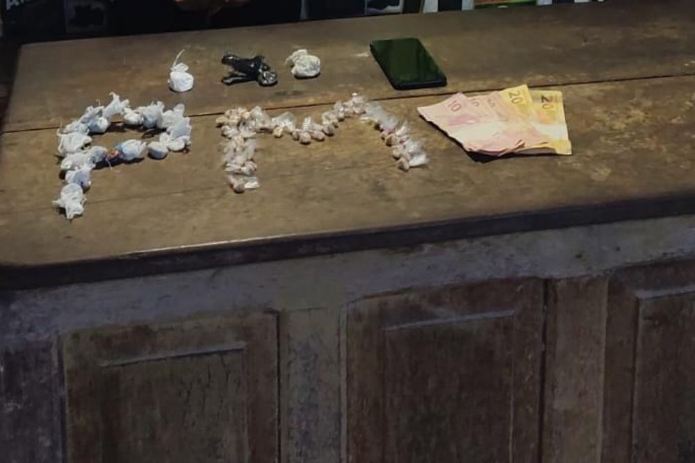 Polícia apreende adolescente de 17 anos com cocaína, maconha e oxi em Rio Preto da Eva Polícia apreende adolescente de 17 anos com cocaína, maconha e oxi em Rio Preto da Eva