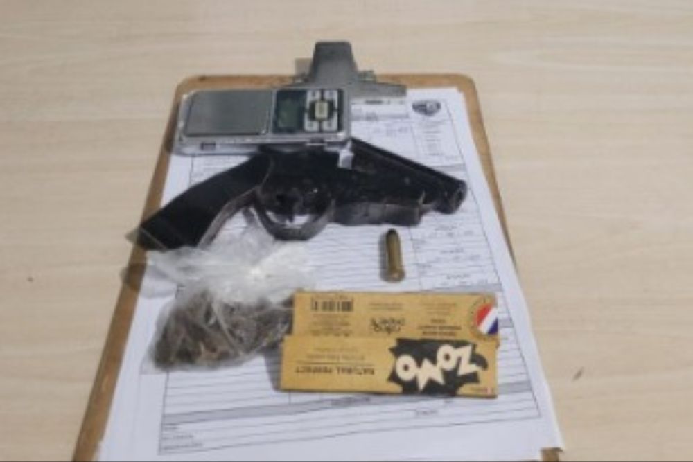 Polícia apreende arma de fogo, munições e drogas no bairro Colônia Terra Nova Polícia apreende arma de fogo, munições e drogas no bairro Colônia Terra Nova