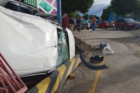 Motorista de aplicativo fica ferido após bater em canteiro central da avenida Cosme Ferreira