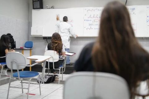 Estudantes começam a receber primeira parcela do Programa Pé-de-Meia nesta segunda (25)