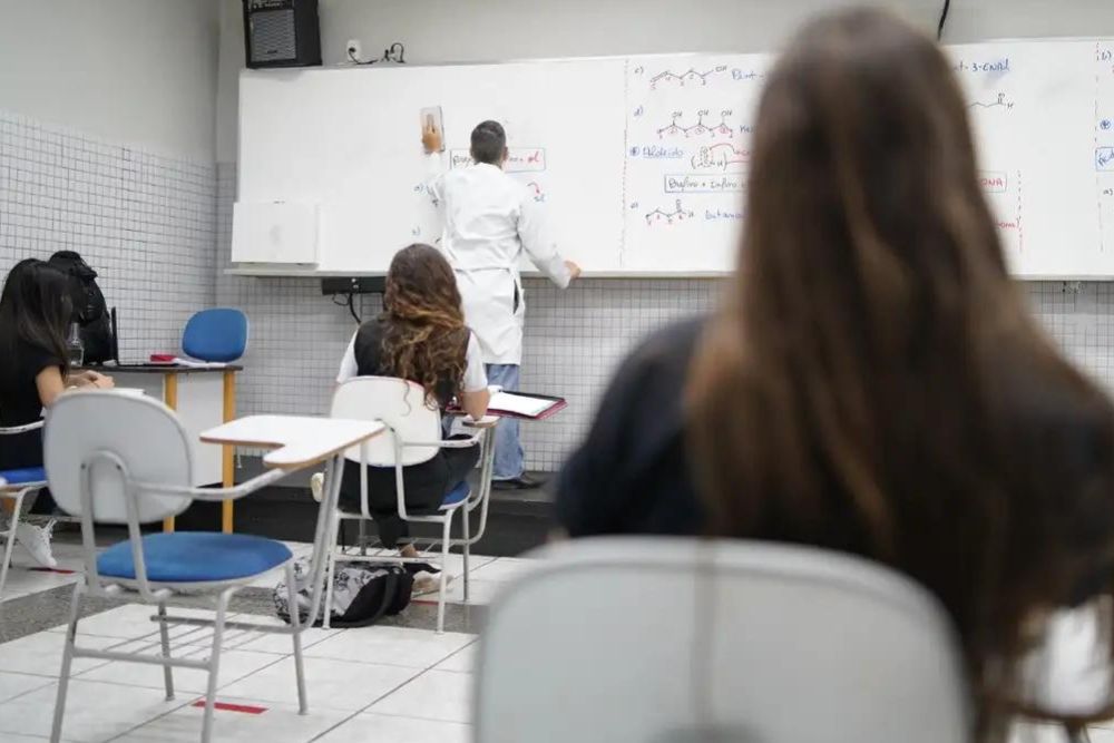 Estudantes come&ccedil;am a receber primeira parcela do Programa P&eacute;-de-Meia nesta segunda (25)