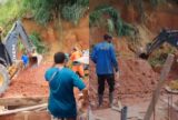 Funcionários de obra ficam soterrados após deslizamento de terra no bairro Flores
