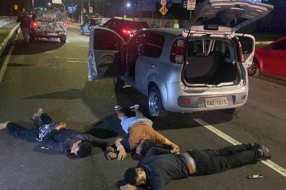 Trio é baleado e preso após troca de tiros com a polícia em Manaus Trio é baleado e preso após troca de tiros com a polícia em Manaus