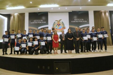 TCE-AM realiza formatura de 23 adolescentes do programa Menor Aprendiz