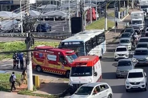 Passageira é socorrida após ter convulsão em ônibus de Manaus