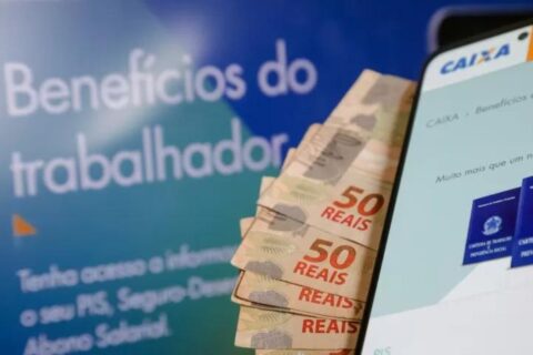 Trabalhadores nascidos em fevereiro recebem abono salarial nesta sexta-feira (15)