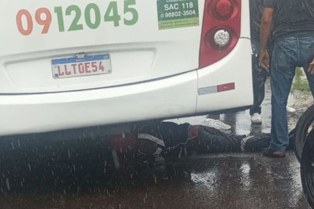 Motociclista é atropelado por ônibus durante forte chuva no bairro Viver Melhor Motociclista é atropelado por ônibus durante forte chuva no bairro Viver Melhor