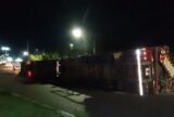 Carreta que transportava carga de madeira leve tomba no Distrito Industrial