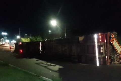 Carreta que transportava carga de madeira leve tomba no Distrito Industrial