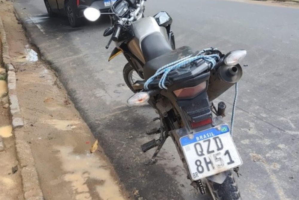 Acidente com moto deixa casal gravemente ferido na Avenida Torquato Tapaj&oacute;s