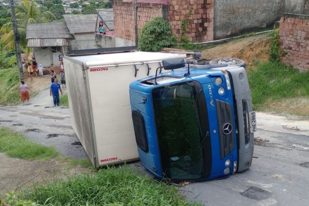 Caminh&atilde;o tomba e outro atinge poste em acidente na Zona Norte de Manaus