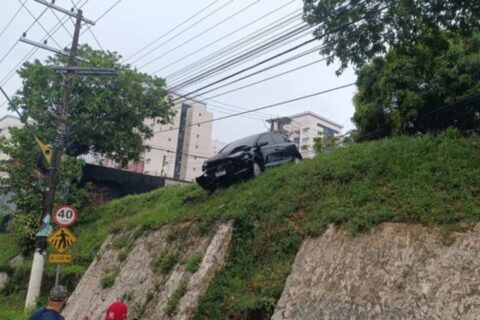 Acidente de trânsito deixa carro pendurado em barranco na Zona Centro-Oeste de Manaus