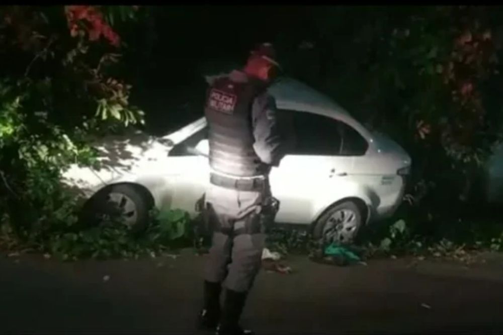 Taxista é encontrado morto dentro de carro na Zona Leste de Manaus Taxista é encontrado morto dentro de carro na Zona Leste de Manaus