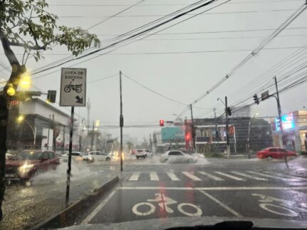 Manaus amanhece sob forte chuva e Inmet emite alerta laranja