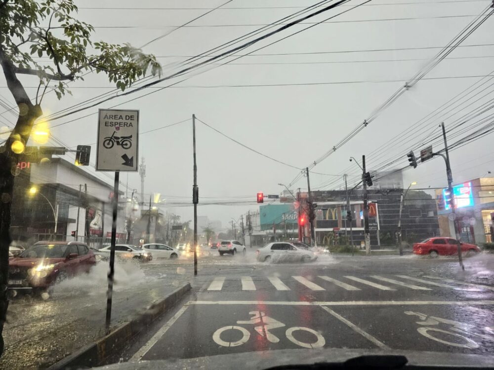 Manaus amanhece sob forte chuva e Inmet emite alerta laranja