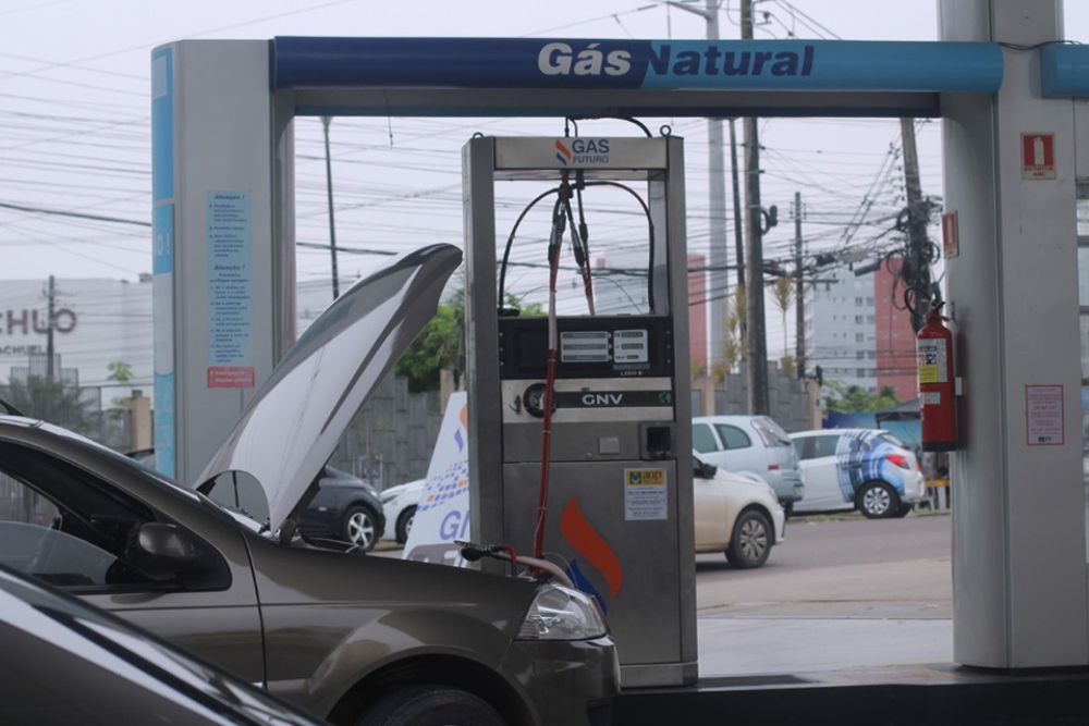 Cig&aacute;s acompanha opera&ccedil;&atilde;o do primeiro posto de abastecimento de GNV da Zona Leste de Manaus