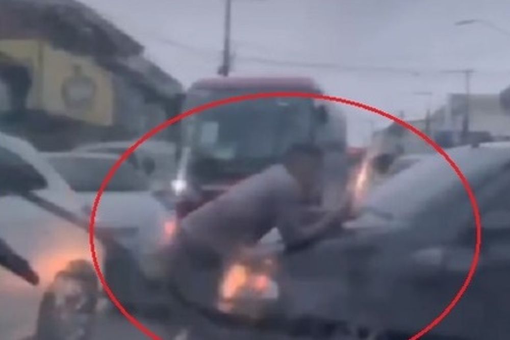 Motoboy é arrastado por motorista durante briga de trânsito no bairro Novo Aleixo Motoboy é arrastado por motorista durante briga de trânsito no bairro Novo Aleixo