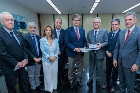 Senador Omar discute reabertura de inquéritos da CPI da Pandemia durante reunião com novo Procurador-Geral da República
