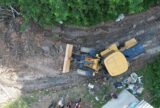 Bairro Lago Azul recebe serviço de terraplanagem