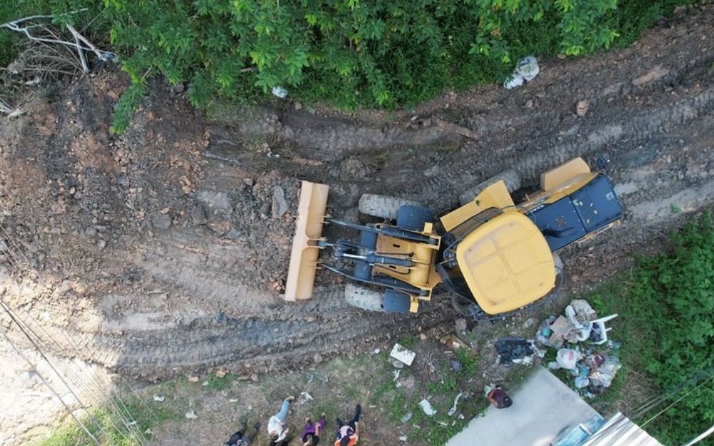 Bairro Lago Azul recebe servi&ccedil;o de terraplanagem