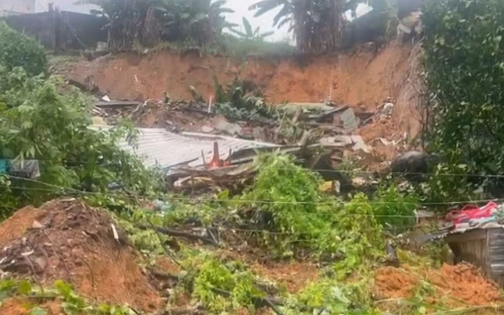 Casa desaba durante forte temporal no bairro Reden&ccedil;&atilde;o