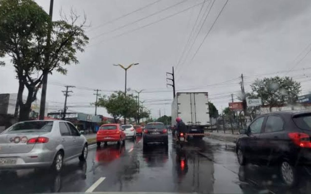 Manaus registra mais de 17 ocorr&ecirc;ncias durante forte chuva neste domingo (24)