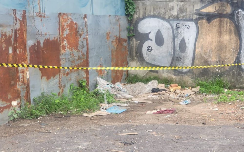 Motociclista de APP é encontrado morto a pedradas no bairro Armando Mendes Motociclista de APP é encontrado morto a pedradas no bairro Armando Mendes
