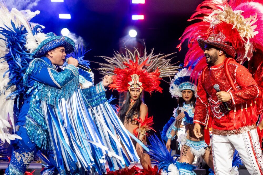 Bois de Parintins levam espetáculo 'Caprichoso e Garantido: O Duelo da Amazônia' ao Festival de Curitiba Bois de Parintins levam espetáculo 'Caprichoso e Garantido: O Duelo da Amazônia' ao Festival de Curitiba