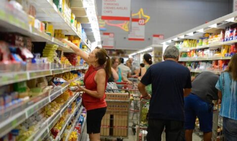 Prévia da inflação de abril fica em 0,43%, puxada pelos alimentos