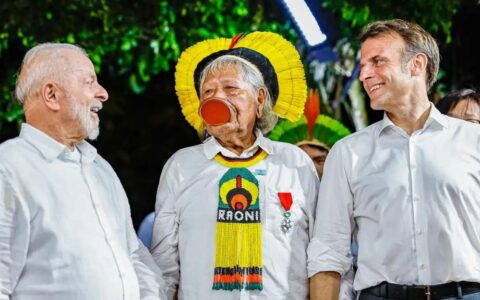 Cacique Raoni recebe honraria de Macron e pede demarcações a Lula