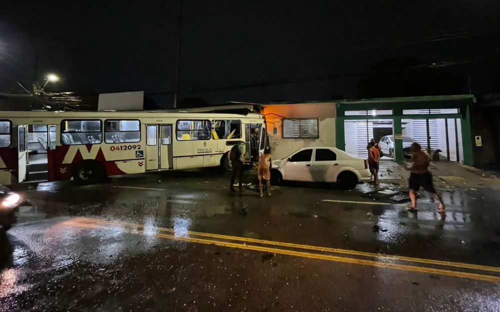 Colisão entre picape e ônibus deixa seis feridos no bairro Cidade Nova Colisão entre picape e ônibus deixa seis feridos no bairro Cidade Nova