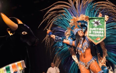 Boi Caprichoso emociona indígenas e encanta o público durante última apresentação no Festival de Curitiba