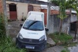 Carro de concessionária perde o controle em ladeira e invade casa na Zona Leste de Manaus