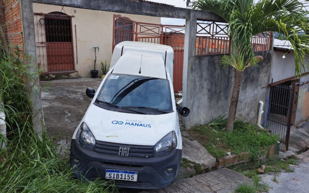 Carro de concessionária perde o controle em ladeira e invade casa na Zona Leste de Manaus Carro de concessionária perde o controle em ladeira e invade casa na Zona Leste de Manaus