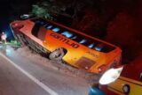 Ônibus com mais de 20 passageiros tomba após cair em buraco na BR-262